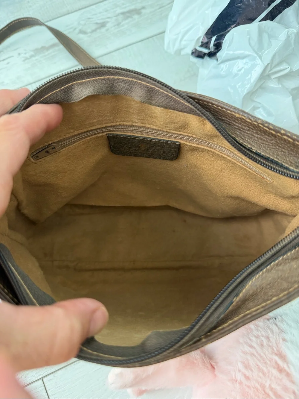 Vintage Gucci Beige GG Supreme Canvas Shoulder Bag with Brown Leather Trim - Picture 9 of 13